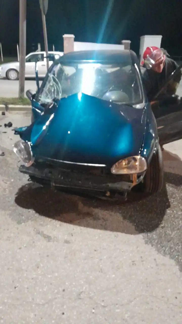 Importante accidente entre dos vehículos en la Avenida Lunghi