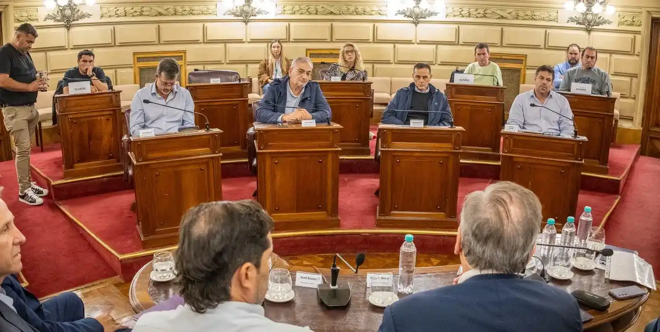 Senadores y ministros respaldaron a trabajadores de Lácteos Verónica. Foto: Gentileza