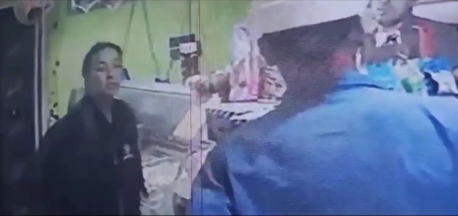 La pareja de ladrones haciéndose pasar por clientes del comercio.