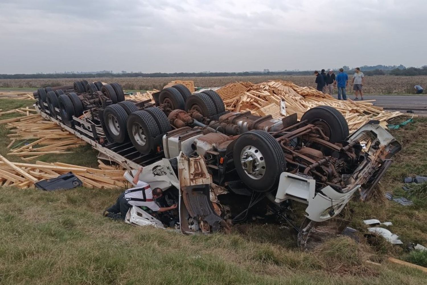 Hospitalizaron a un camionero que sufrió un vuelco en la ruta nacional 14