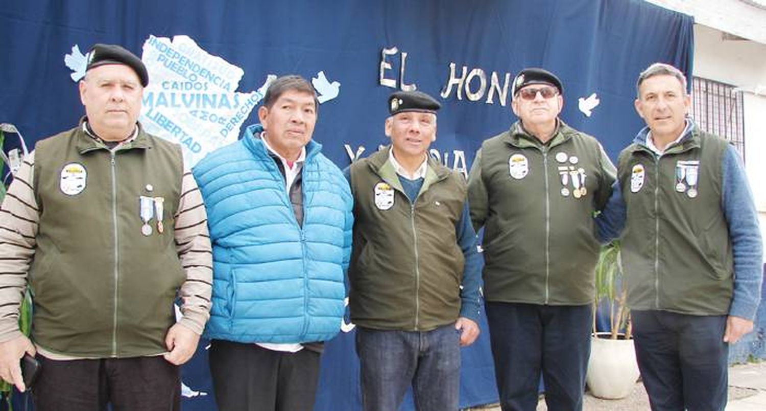 La escuela La Viña homenajeó a tres  excombatientes de la Guerra de Malvinas