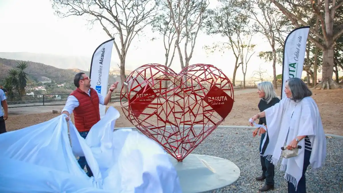 Baruta celebró el amor con la develación de la escultura «Corazón 10 Latitud Norte 66 Longitud Oeste” (FOTOS)