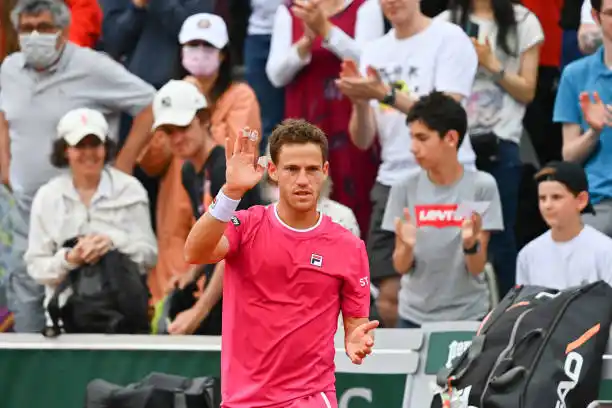 Schwartzman festeja su triunfo en París.
