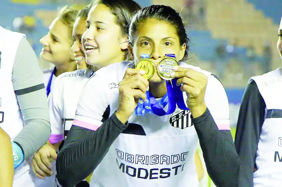 Sole Jaimes: La futbolista nogoyaense le dio el campeonato al Santos de Brasil