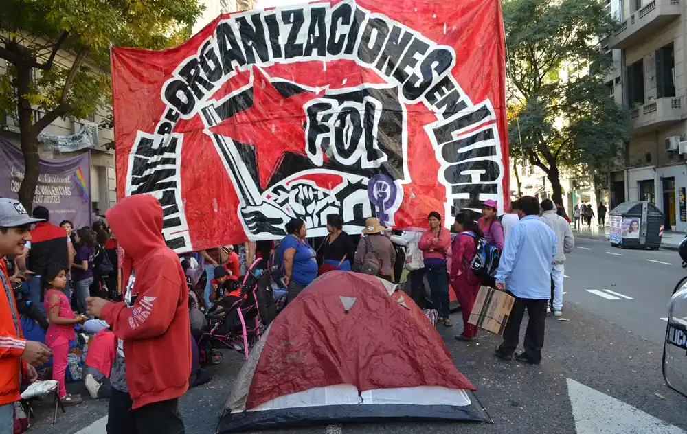 Organizaciones sociales marchan a la Gobernación por el Fondo del Conurbano
