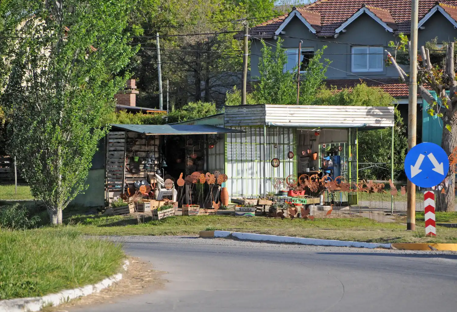 La florería de la rotonda sigue trabajando a la espera de que el Concejo conteste la revocatoria