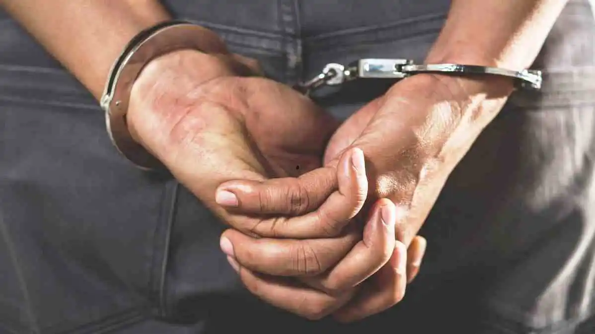 En represalia porque su pareja se iba del país y lo dejaba, apuñaló a su hijastra