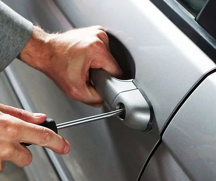 Abrieron dos autos en la misma cuadra