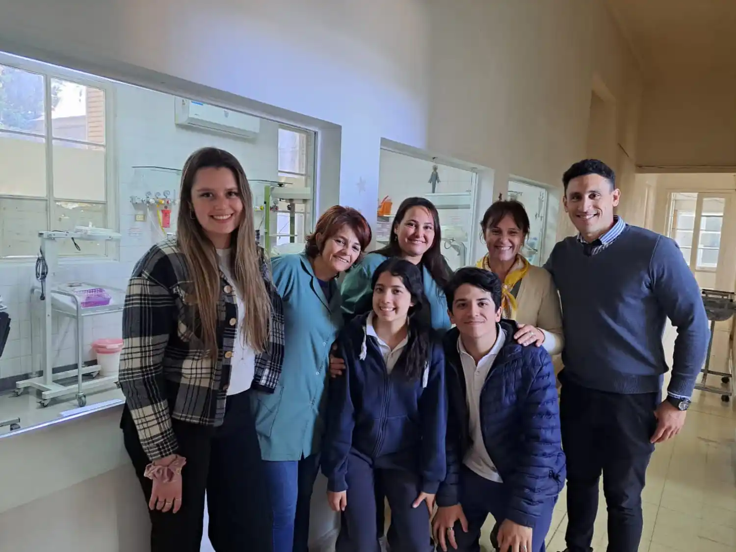 El hermoso gesto solidario de alumnos del Guadalupe con las mamás del Servicio de Neonatología del Hospital Centenario