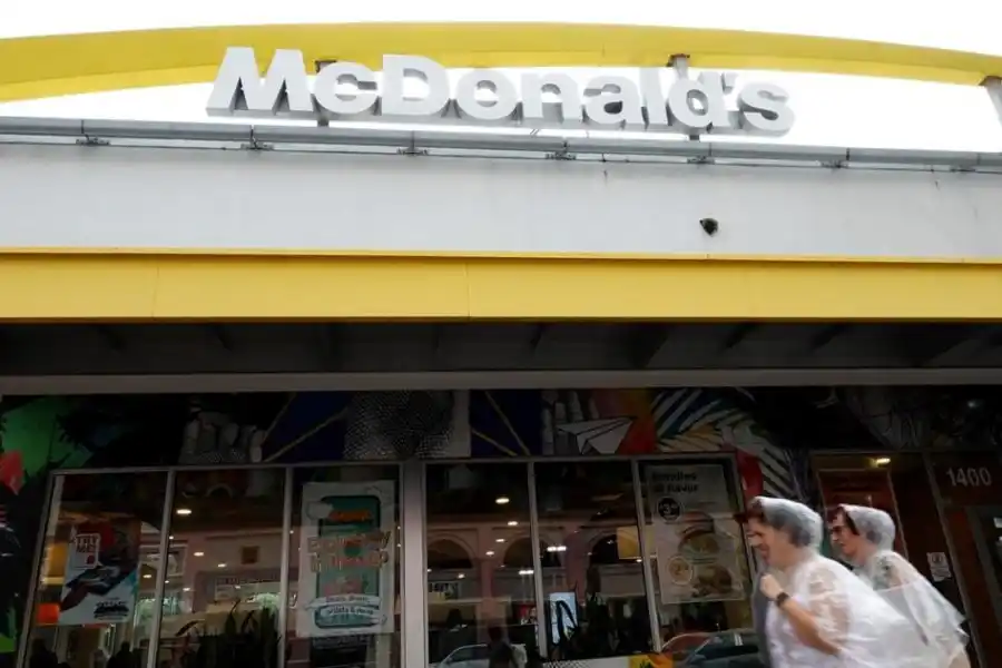 Nueva York: se enojó porque le entregaron papas fritas frías y le disparó a un empleado de McDonald´s