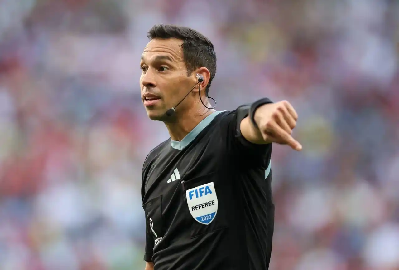 Debutó el primer árbitro bonaerense en Qatar: La polémica del partido y el gol que el delantero no quiso gritar