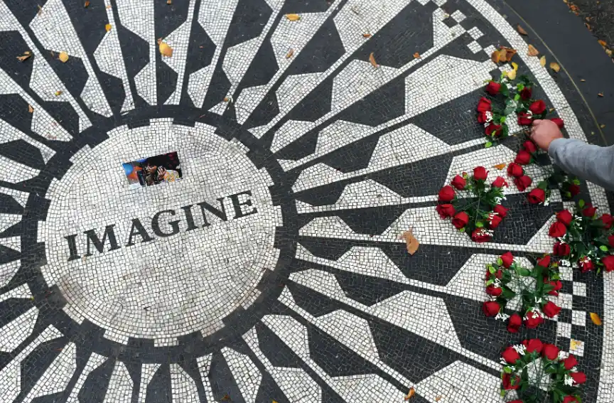 La placa de mosaico Imagine en la sección Strawberry Fields de Central Park, en Nueva York, un área dedicada a la memoria de John Lennon. AFP PHOTO / TIMOTHY A. CLARY