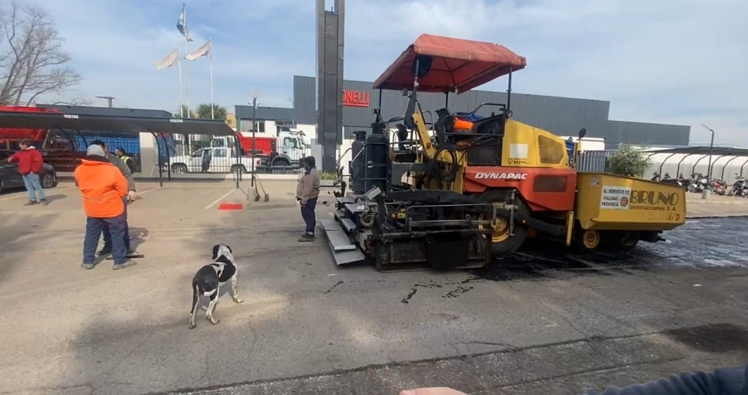 "60 años esperando y sólo asfaltaron la mitad de la calle": la queja de una fábrica por una insólita obra en Las Flores