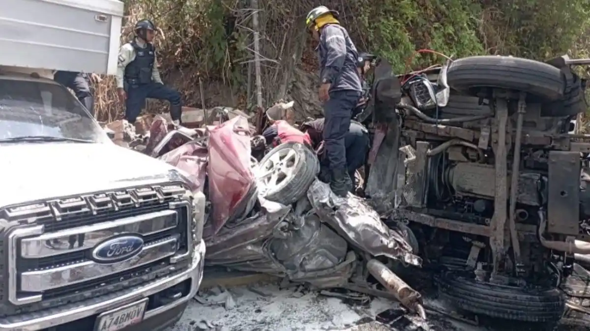 Camión sin frenos colisionó contra varios vehículos en el este de Caracas, dejó saldo de DOS FALLECIDOS
