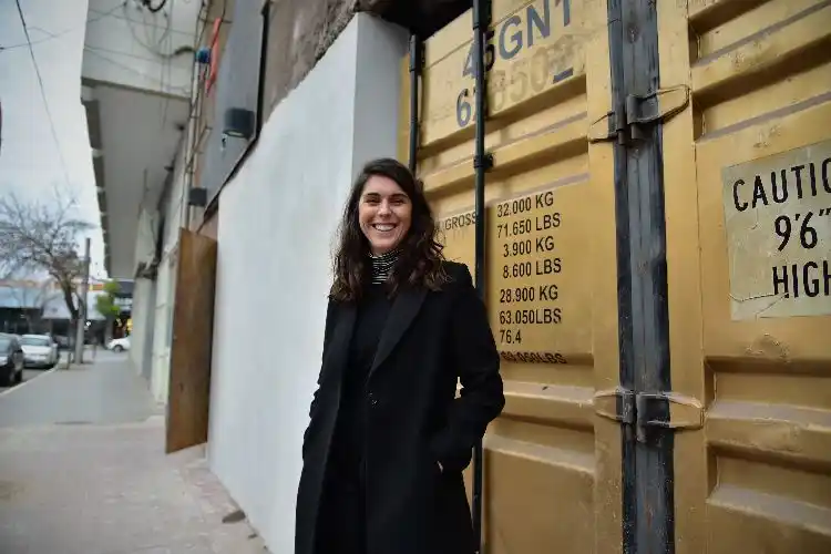 Julieta Moro, posando frente a un conteiner