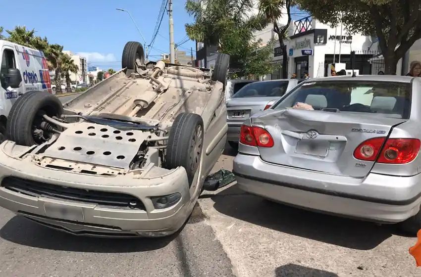 Chocó contra un auto, golpeó vehículos estacionados y volcó sobre Constitución