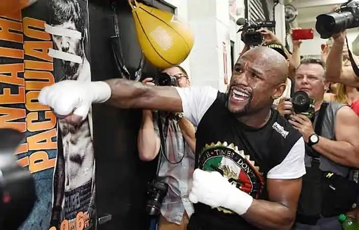 Mayweather anticipó su pelea con Conor McGregor y sorprendió