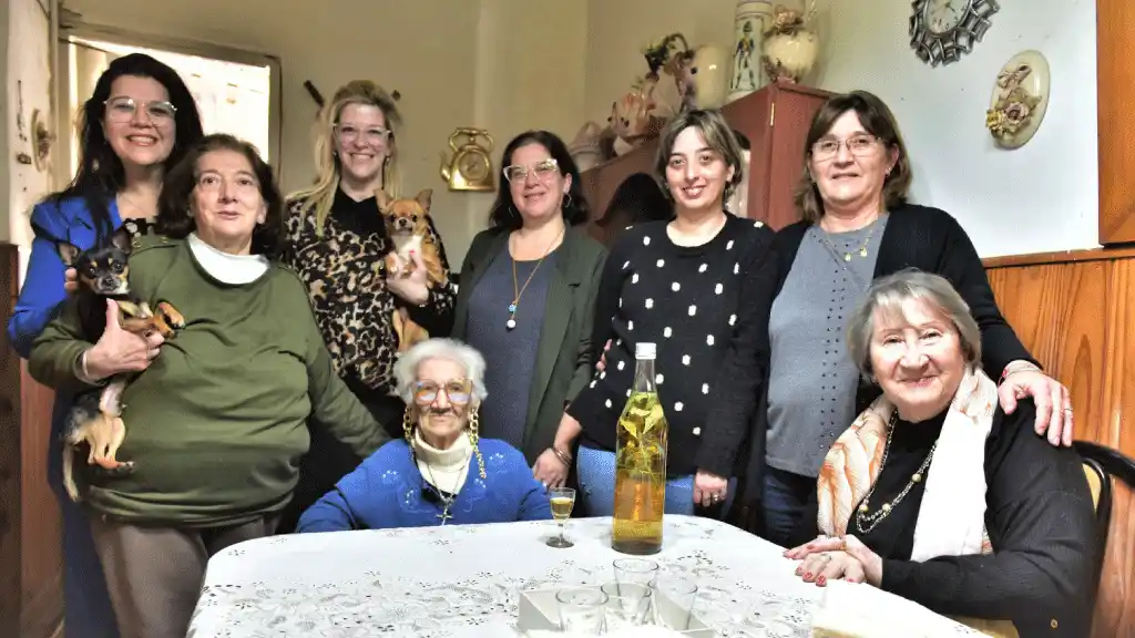 Tres generaciones se unen para mantener vivo este rito ancestral.