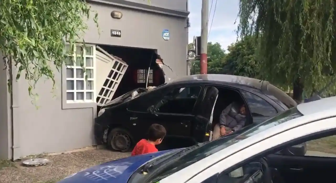 Insólito choque en La Plata: Borracho se incrustó con su auto en una casa y luego se quedó dormido