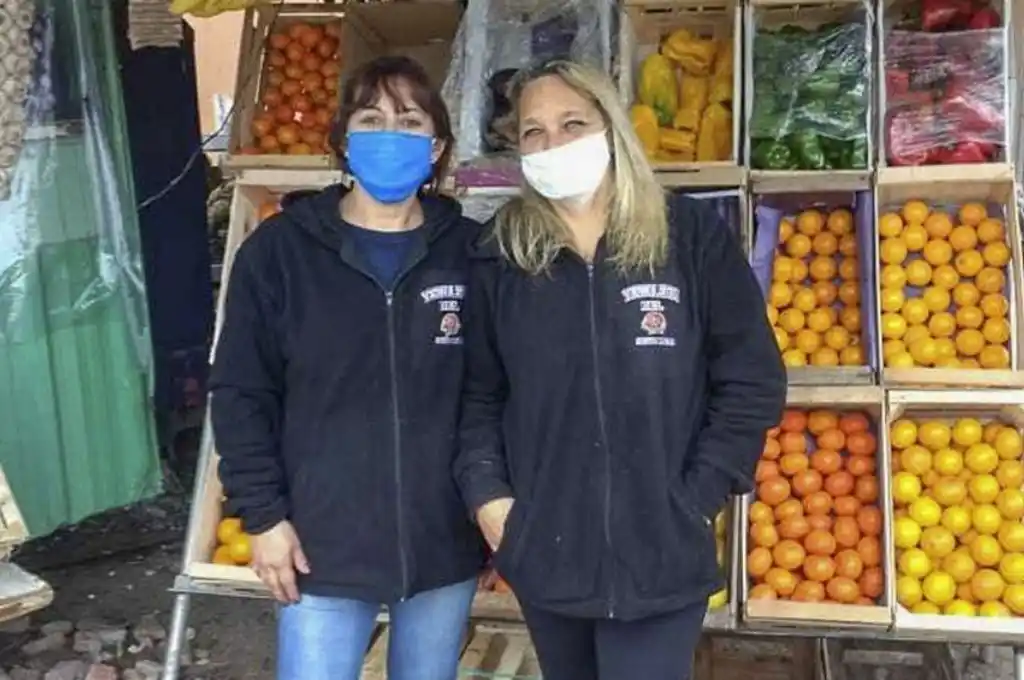 Dos mujeres cobraron el IFE y abrieron una verdulería