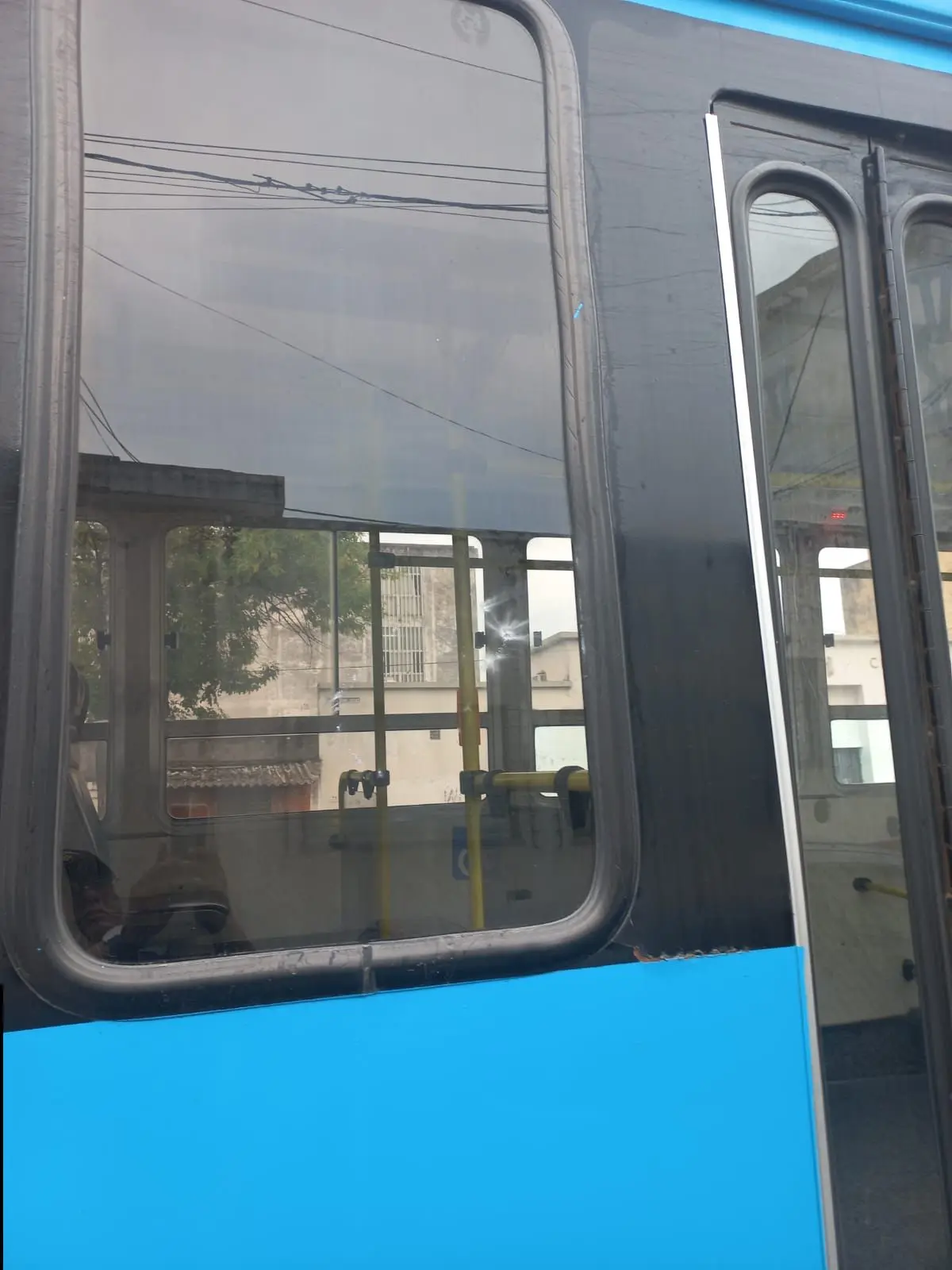 Quedó preso el hombre que apedreó un colectivo luego de que no lo dejaran subir sin pagar