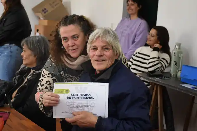 Diez vecinos completaron el Taller de Digitalización para Personas Mayores en Chascomús