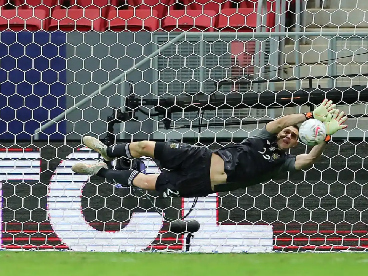 Para Javier Castrilli, "Dibu" Martínez debió ser expulsado