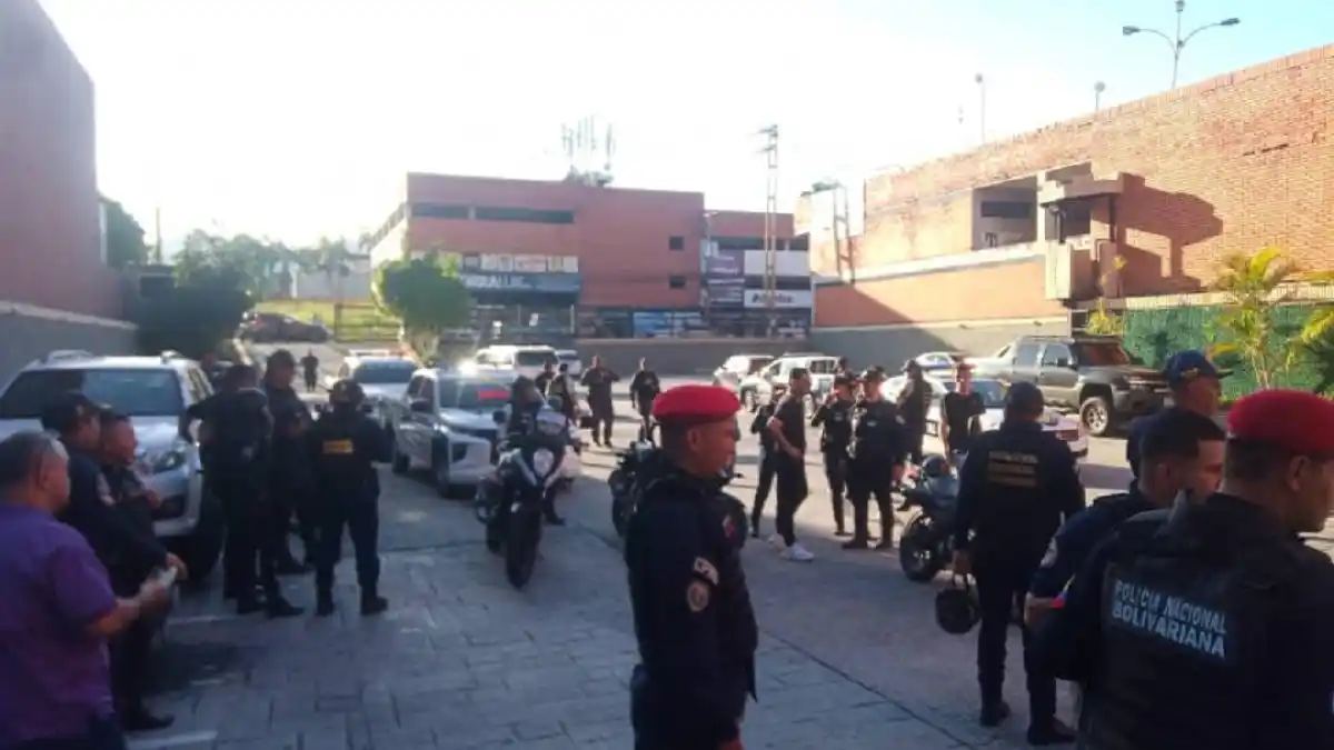 ¡ENTRE ELLOS UNA MUJER POLICÍA! TIROTEO en Valencia durante un robo deja dos heridos (+VIDEO)