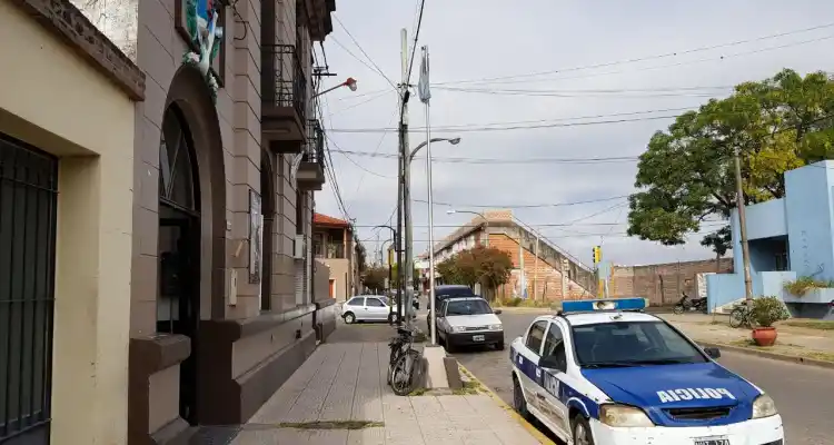 Un hombre y dos chicas menores aprehendidos por cortar a dos mujeres y golpear a una policía