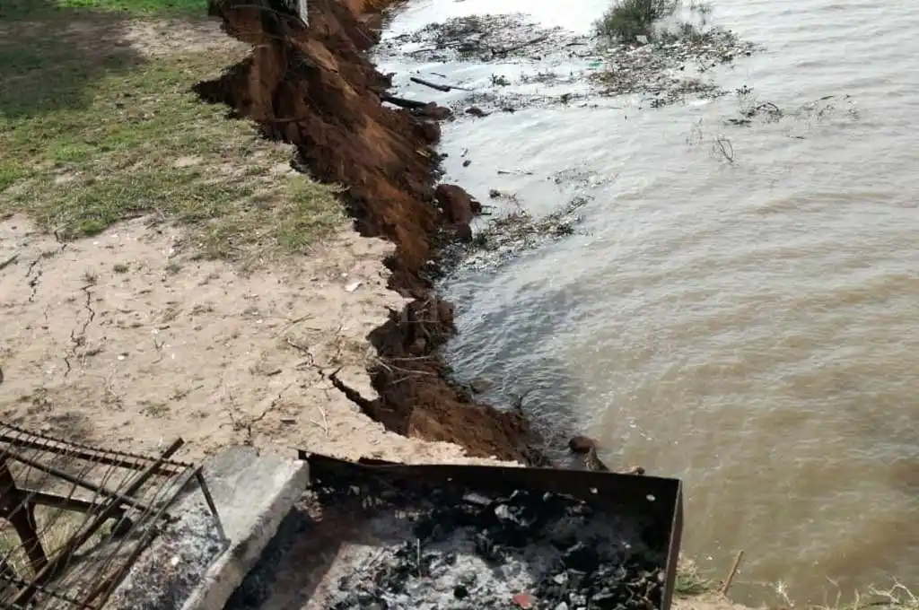 Se desmoronó una franja de la barranca en Sauce Viejo