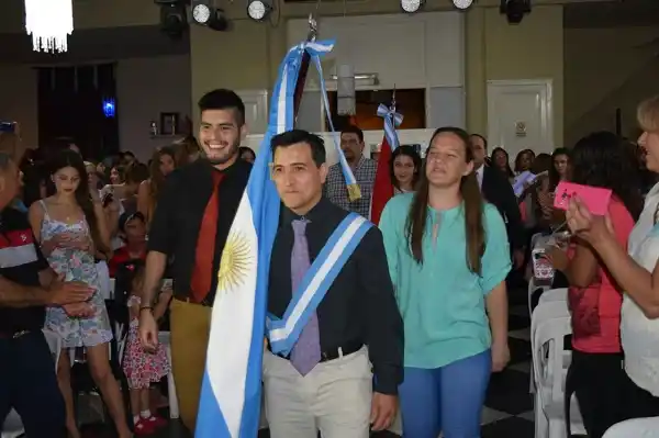 120 adultos se recibieron y tuvieron su fiesta 