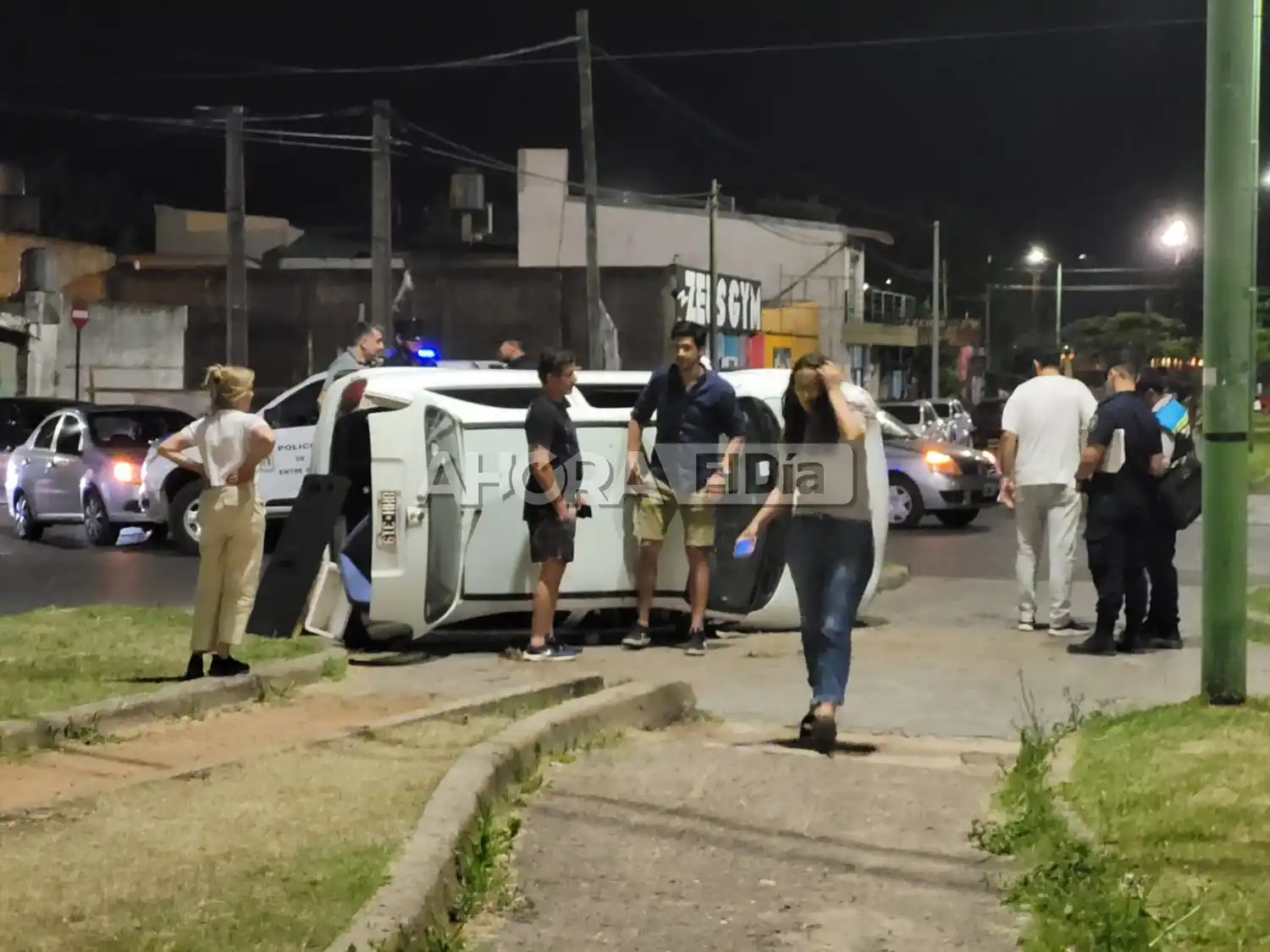 Nuevo accidente en Avenida Parque y Constitución: un auto quedó volcado en el cantero central