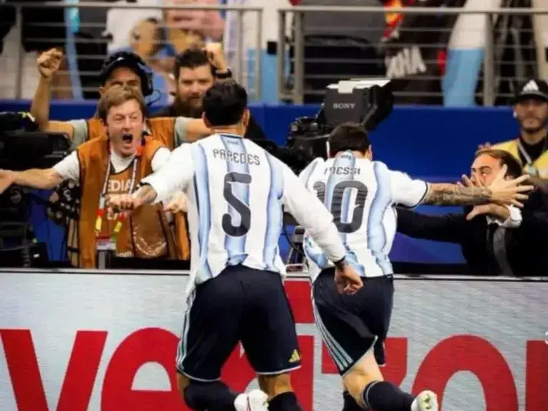 El loberense que quedó en una foto inolvidable junto a Messi en pleno Mundial