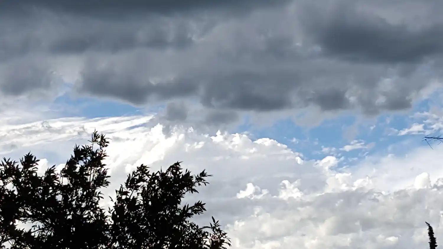 Alerta por tormentas con «fuertes ráfagas, ocasional caída de granizo, importante actividad eléctrica»