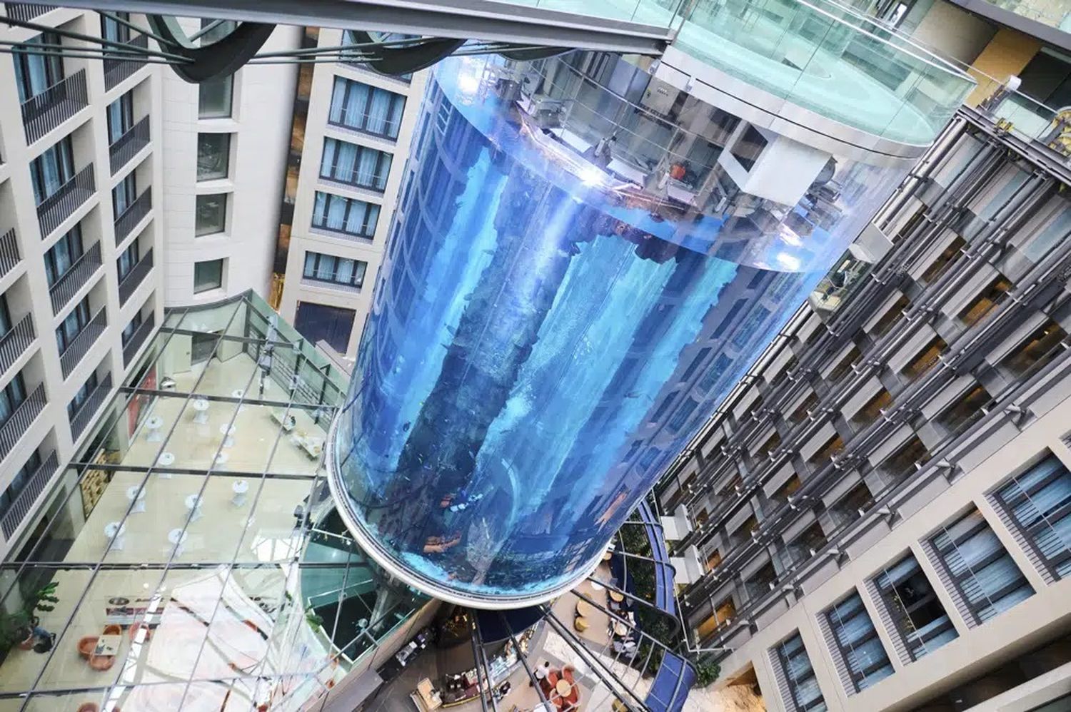 Estalló el mayor acuario cilíndrico del mundo y destruyó el vestíbulo de un hotel en Berlín