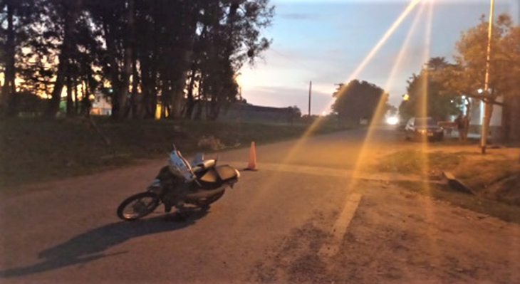 Santa Lucía: joven motociclista trasladado al Hospital tras chocar con un auto