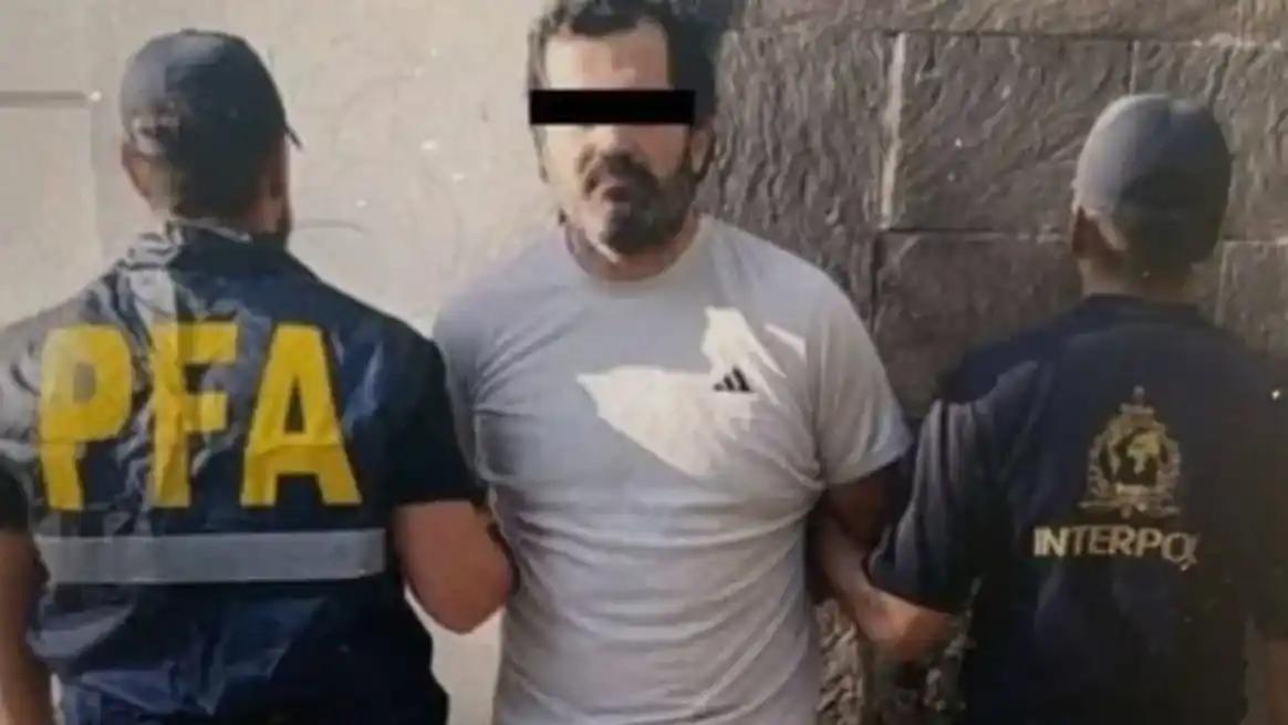 Detuvieron a un contralmirante mexicano en Argentina por participar en una red de robo de combustible