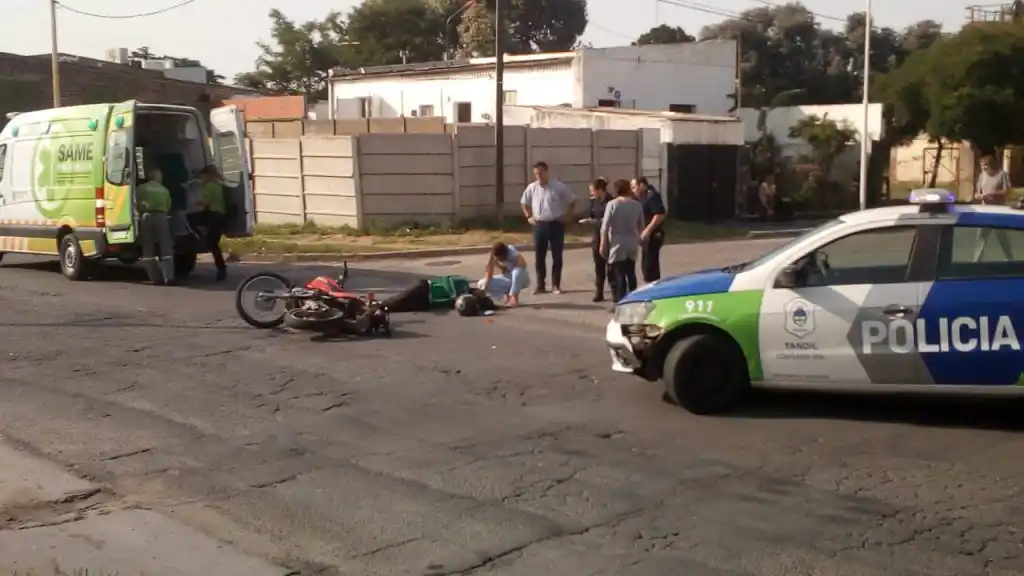 Un hombre perdió el conocimiento y quedó internado luego de chocar con su moto