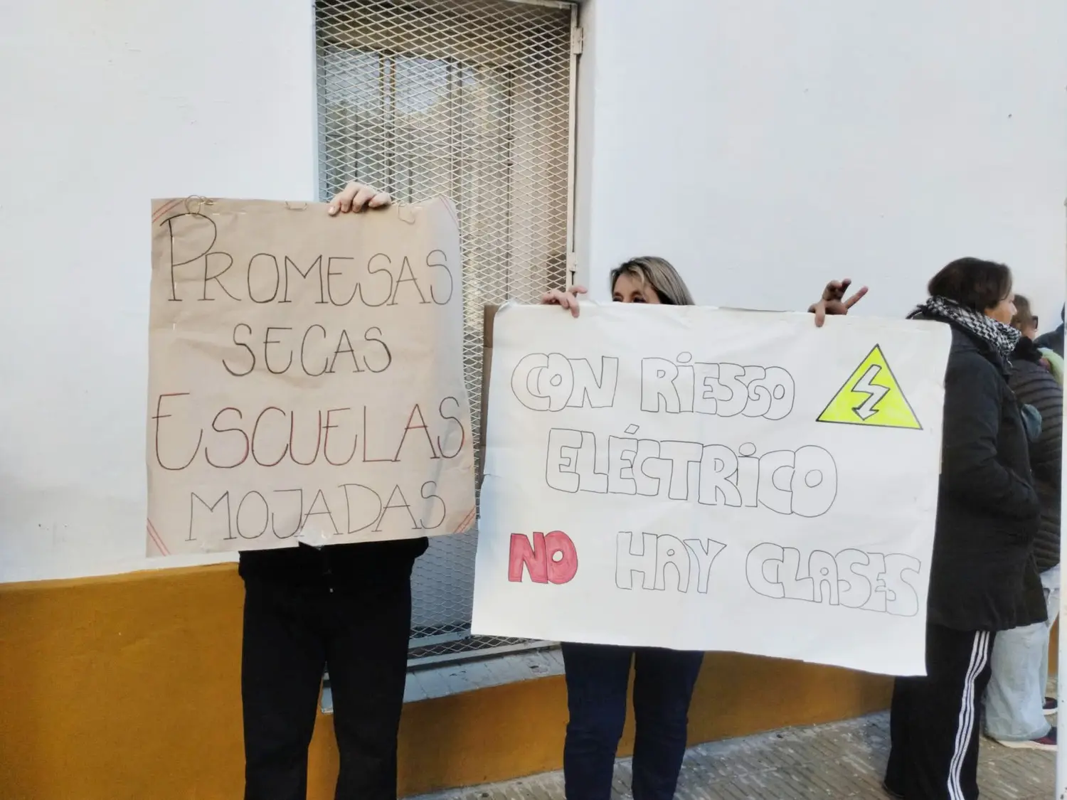 Padres y docentes reclamaron por el deterioro de la Escuela Artigas frente a la Departamental