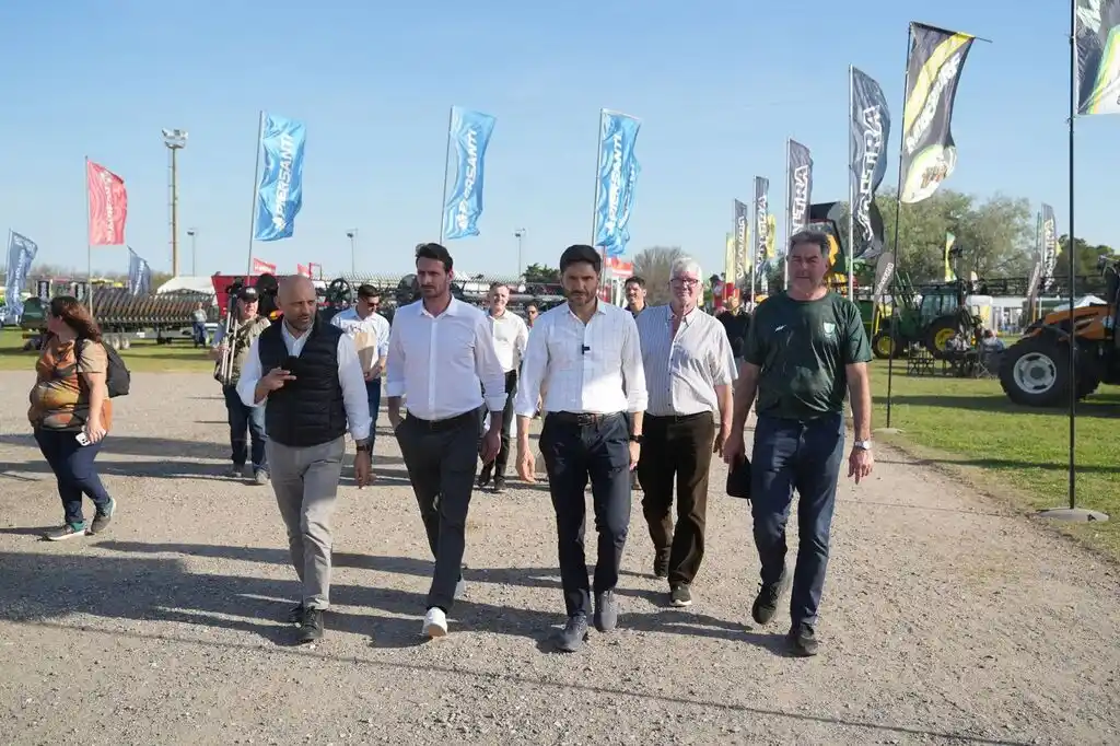 El gobernador Pullaro, recorrió. en San Vicente, la Fiesta de la Cosechadora