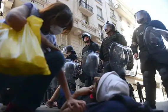 La violencia institucional no debe tener lugar para la hipocresía