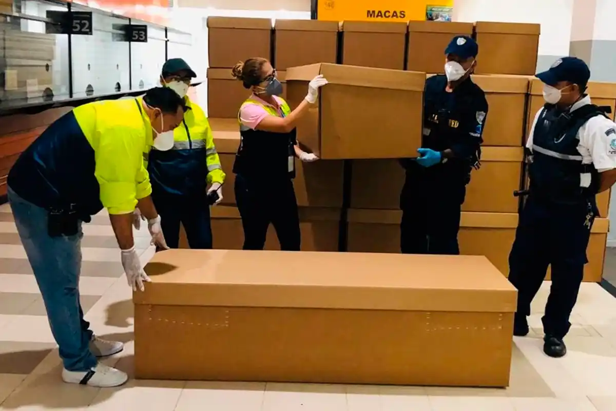 Guayaquil alista ataúdes de cartón para las víctimas de la pandemia