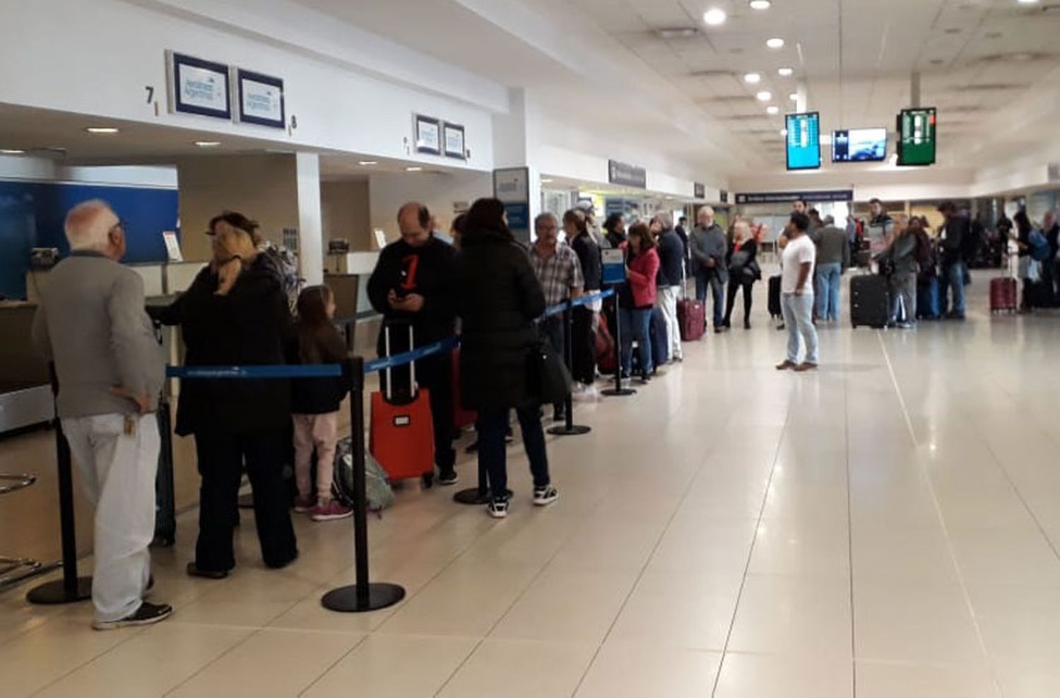 Siete mil pasajeros afectados por asambleas de gremios aeronáuticos