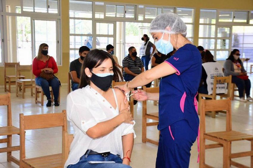 Casi el 30% de la población del país ya recibió la primera dosis