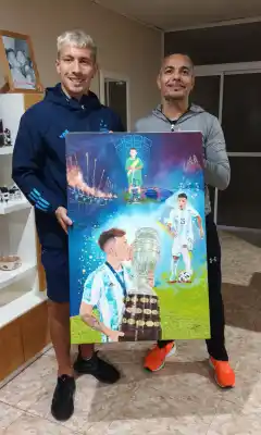 El artista plástico Sergio Caffarena le entregó una obra a Lisandro Martínez
