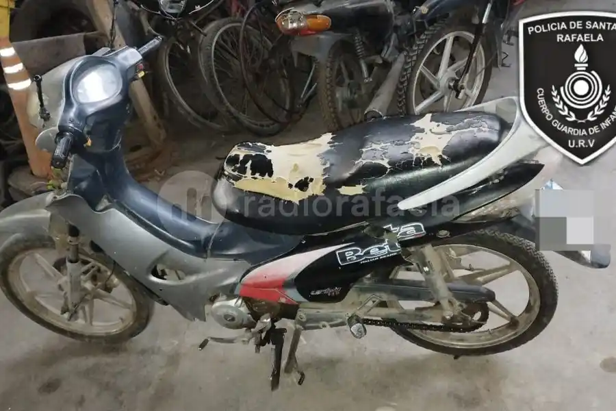 Estaba jugando, se le escapó la pelota a un baldío y, cuando fue a buscarla, encontró una moto abandonada