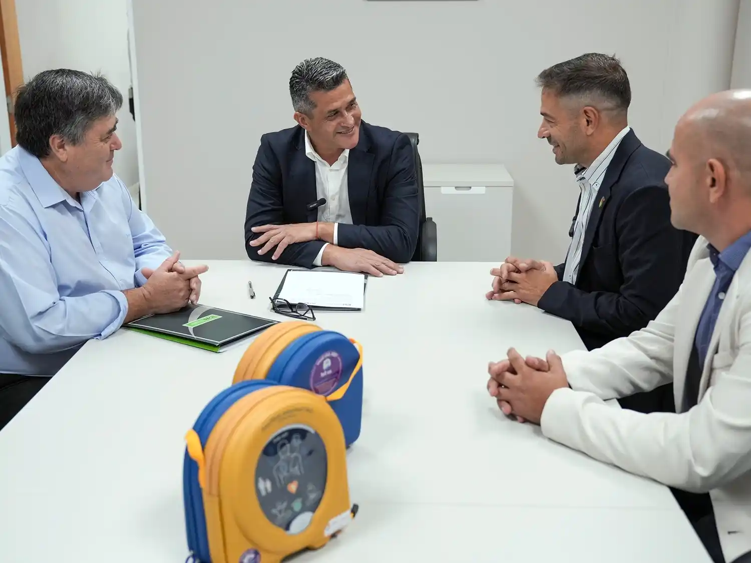 El Ministerio de Salud recibió 16 desfibriladores externos automáticos donados por el Iafas