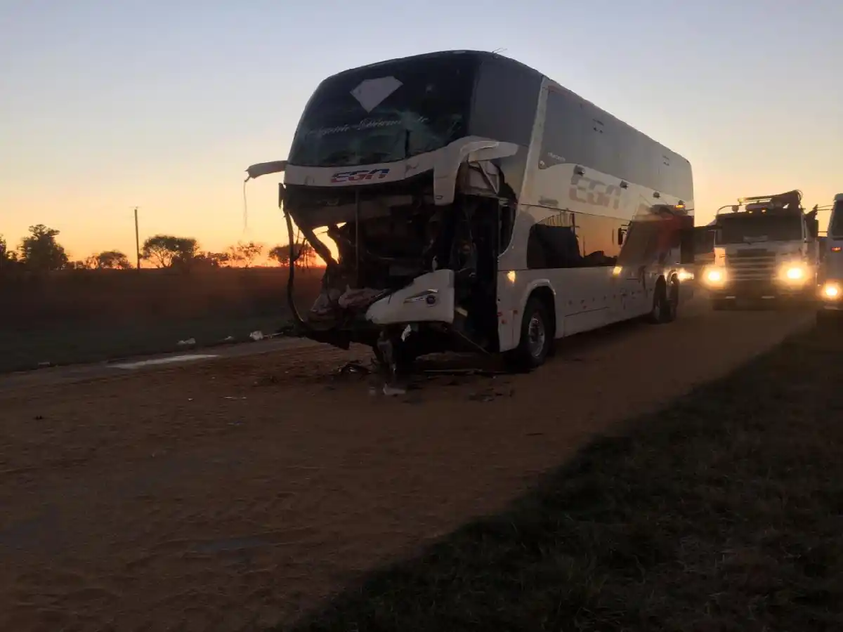 Un muerto  en un choque entre un micro y un camión
