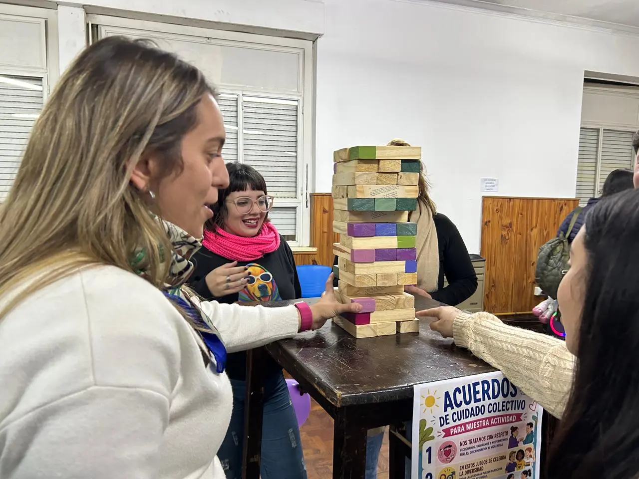 El jenga es un juego de habilidad física y mental cuyo propósito es retirar bloques de madera de una torre y colocarlos en la parte superior sin derribarla. Sirve como una excelente herramienta de desarrollo cognitivo, emocional y motor. Generó diversión y risas entre los presentes