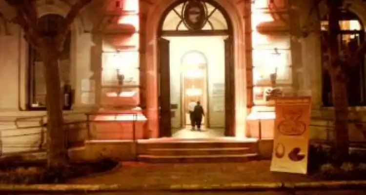 Iluminaron la Municipalidad contra el cáncer de mamas